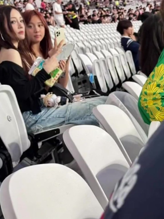 李小璐是真喜欢说唱,网友在侃爷上海的演唱会上偶遇了!