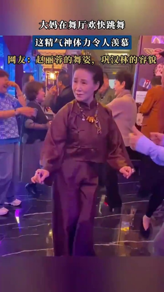 大妈在舞厅欢快跳舞，这精气神体力令人羡慕！！