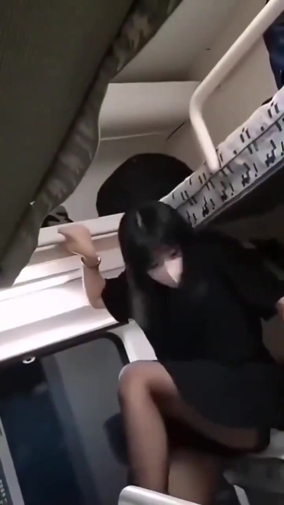 女生穿短裙黑丝爬火车上铺，底下大爷十分担心她的安全！