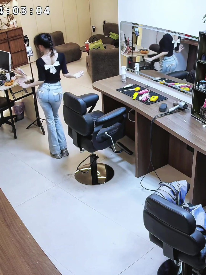 监控里发现女理发师在店里跳舞，这人在搞副业？