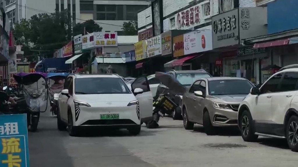 下来推开不就行了，这样车漆刮了，后面被踢了！