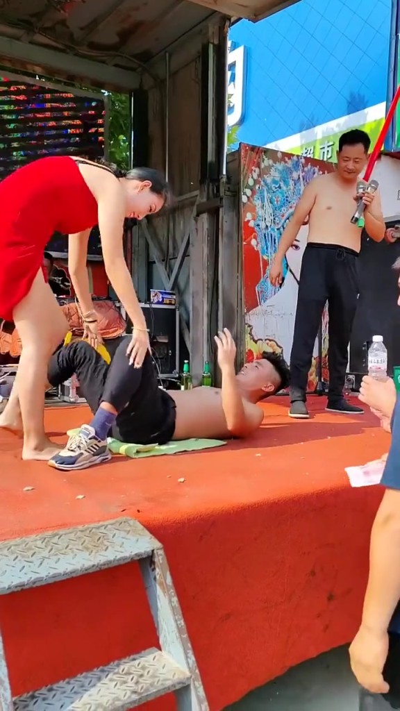女子穿吊带裙在男生胸口倒立，真的毫无压力么？