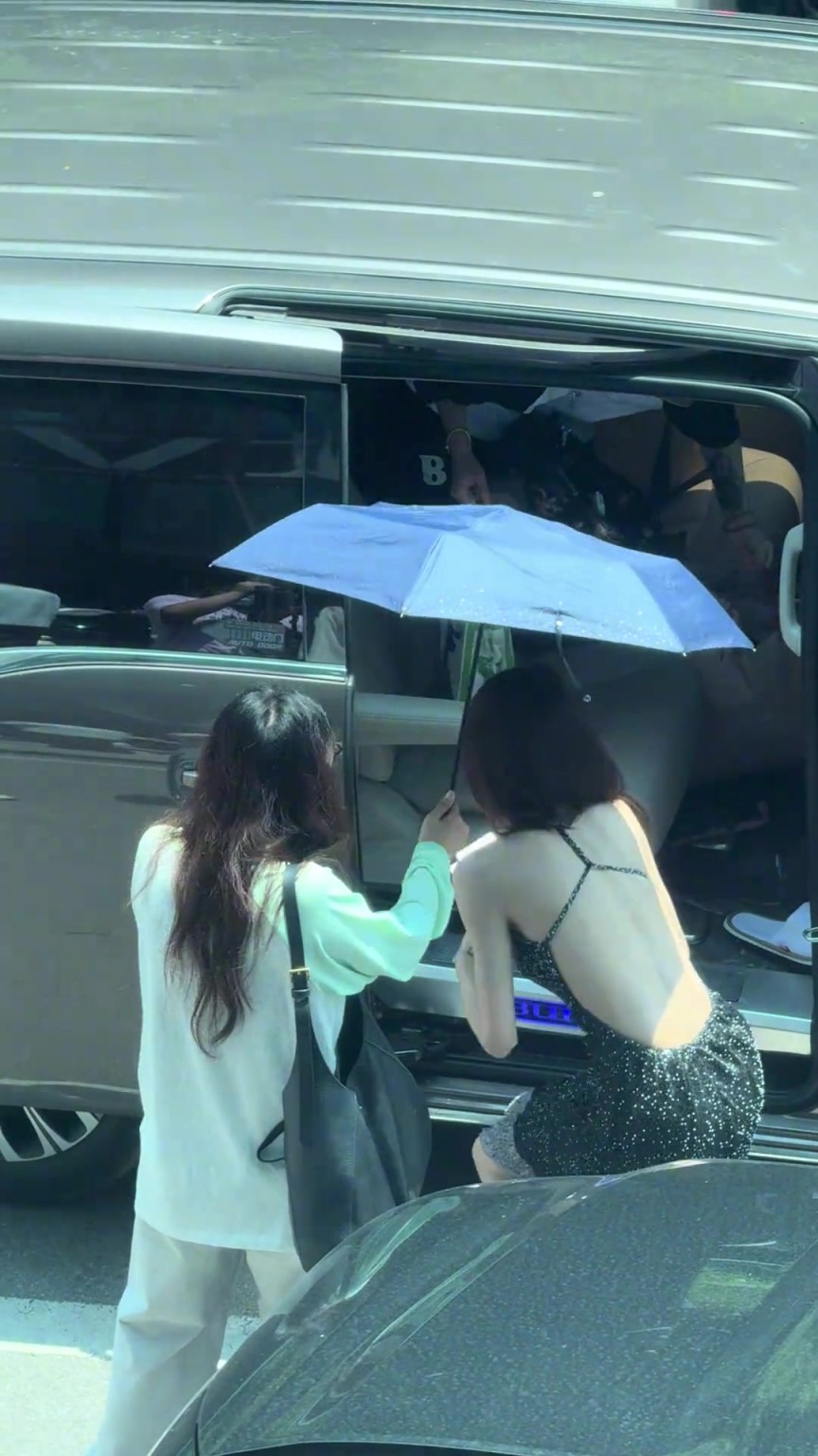 在楼上偶然看到女明星下车，这气质无敌了！
