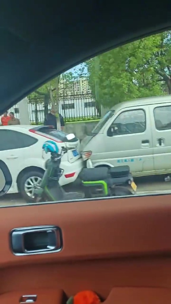 车停正在泊车位却遭碰