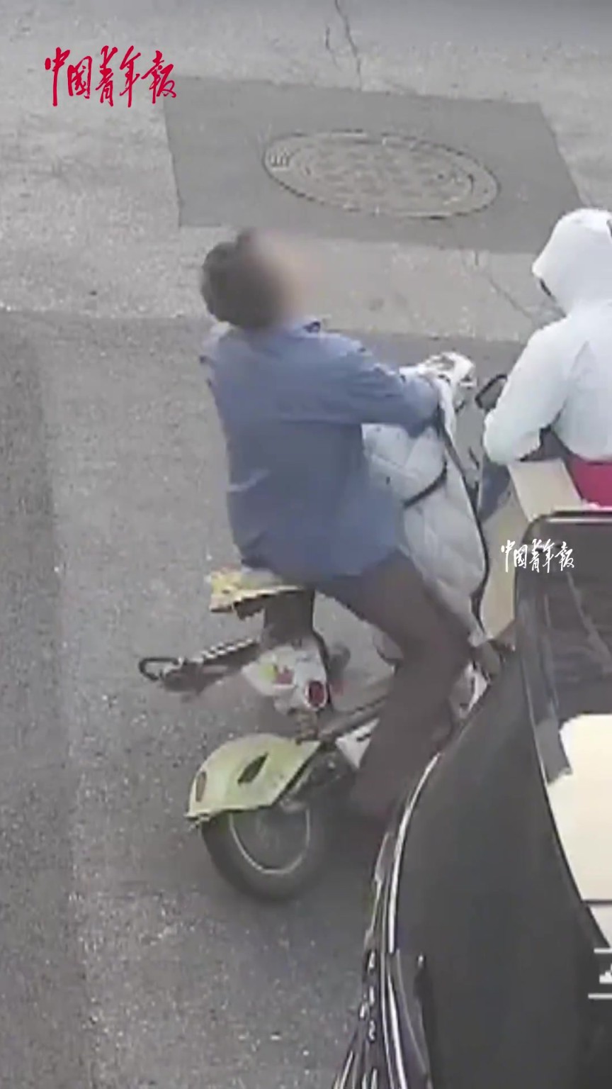 驾驶员骑着电动自行车右转弯时突遇骑车逆行女子