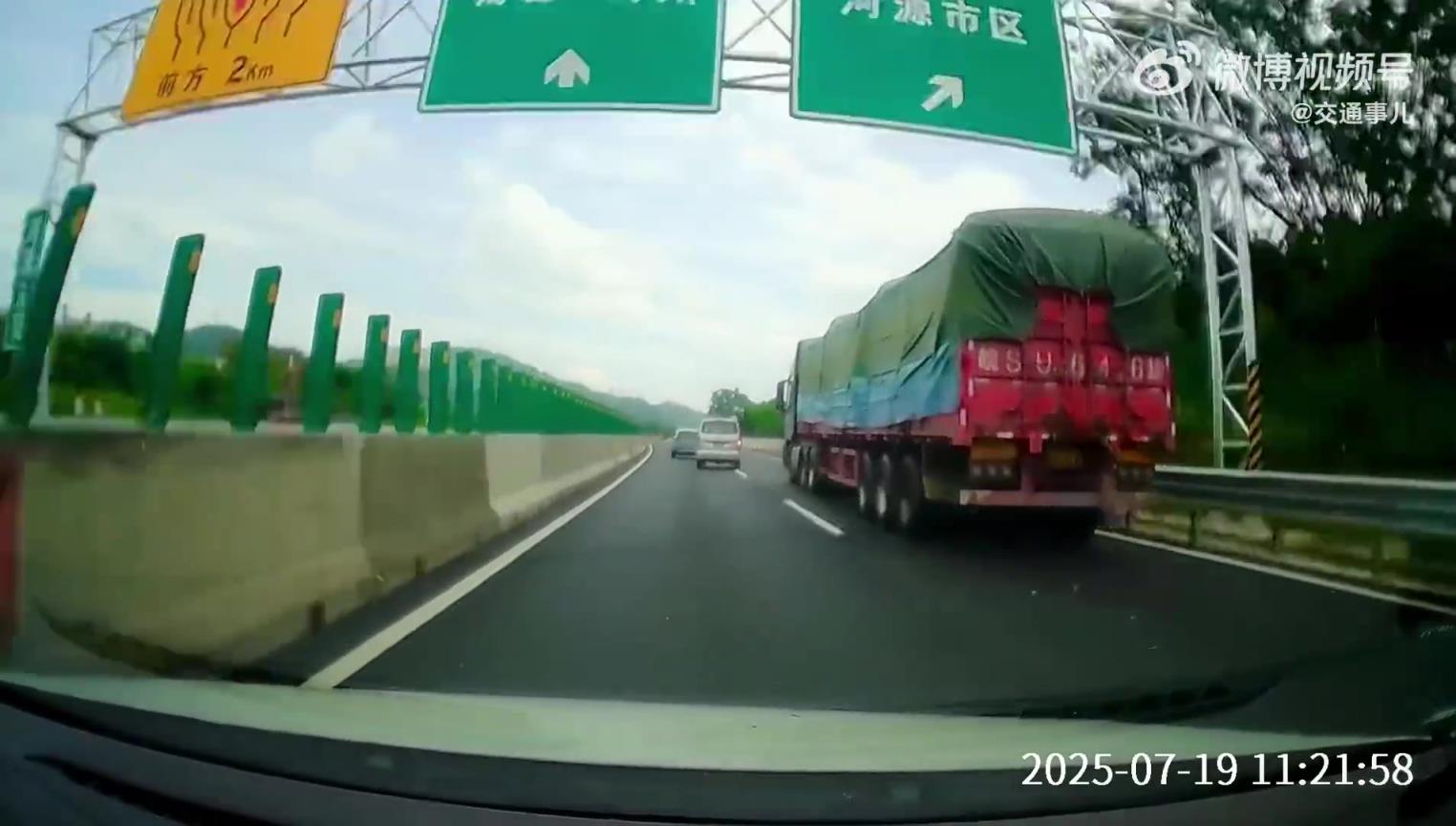 莫名其妙高速里停车，这种司机简直就是马路杀手！