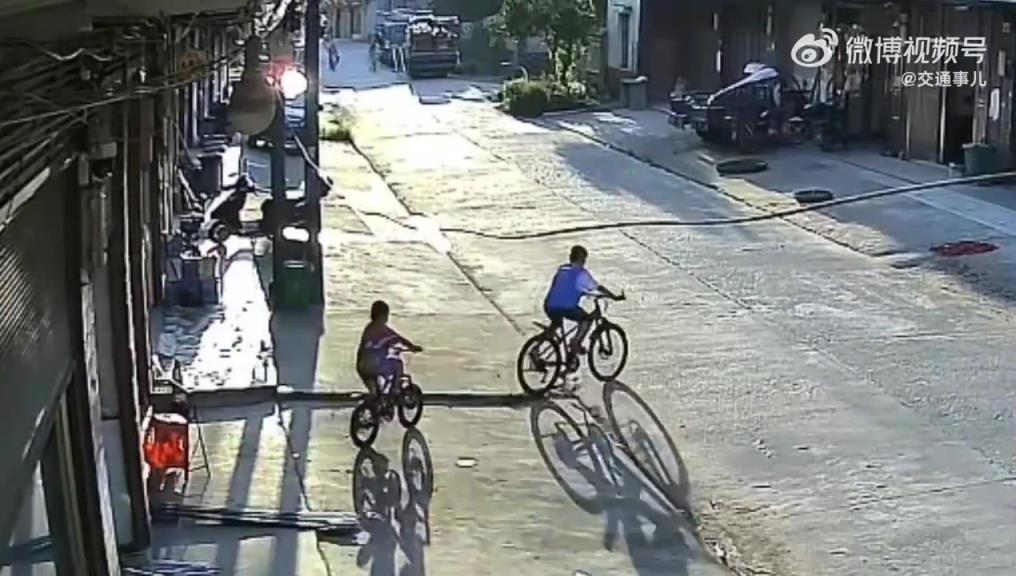 孩子在马路上横冲直撞，路过骑车人遭了殃