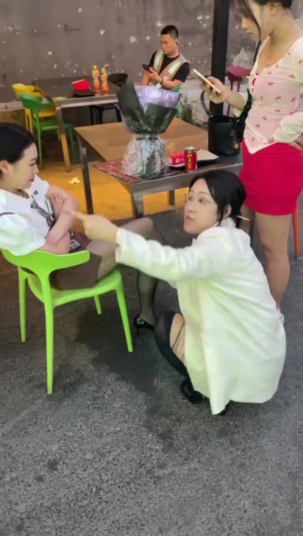 三个女生吃完饭不给钱，想着跑！！