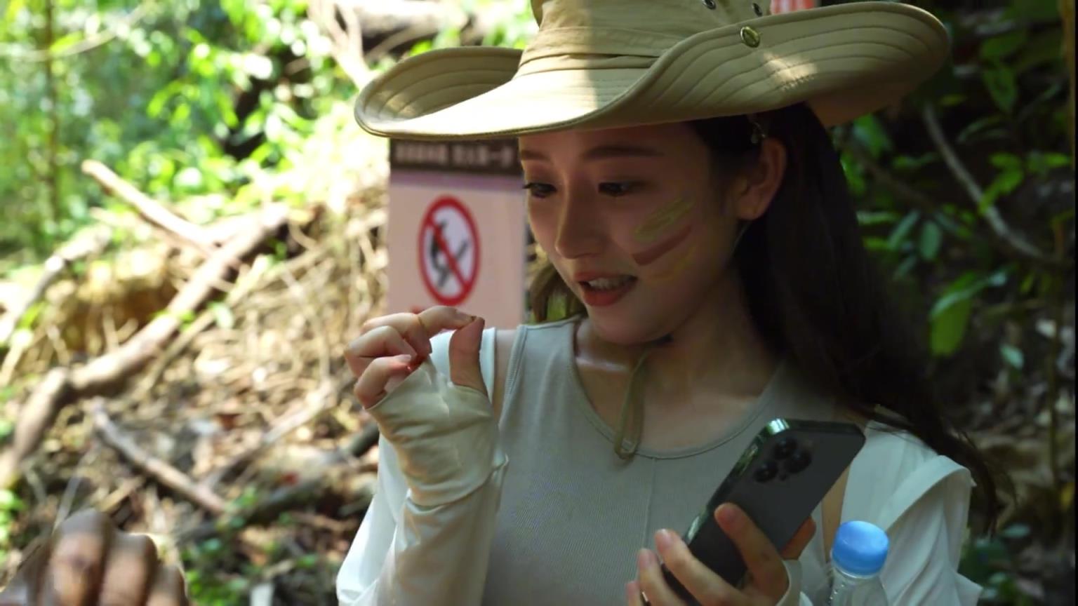 小姐姐吃蚂蚁：它真的是柠檬味的嘛？你别骗我哦！
