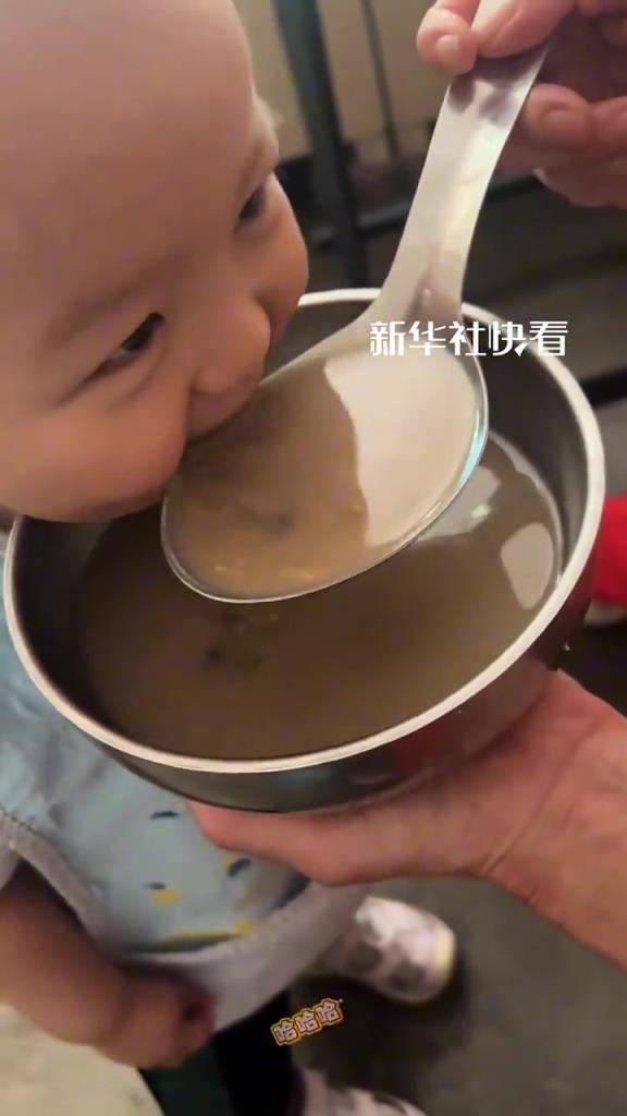 宝宝喝粥把自己逗笑了！宝宝：这粥喝起来能“冒泡泡”