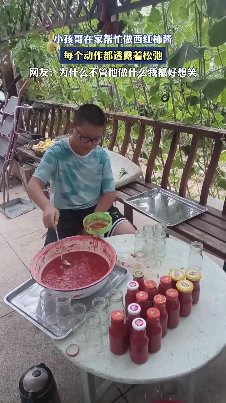 小孩哥在家帮忙做西红柿酱，每个动作都透露着松弛
