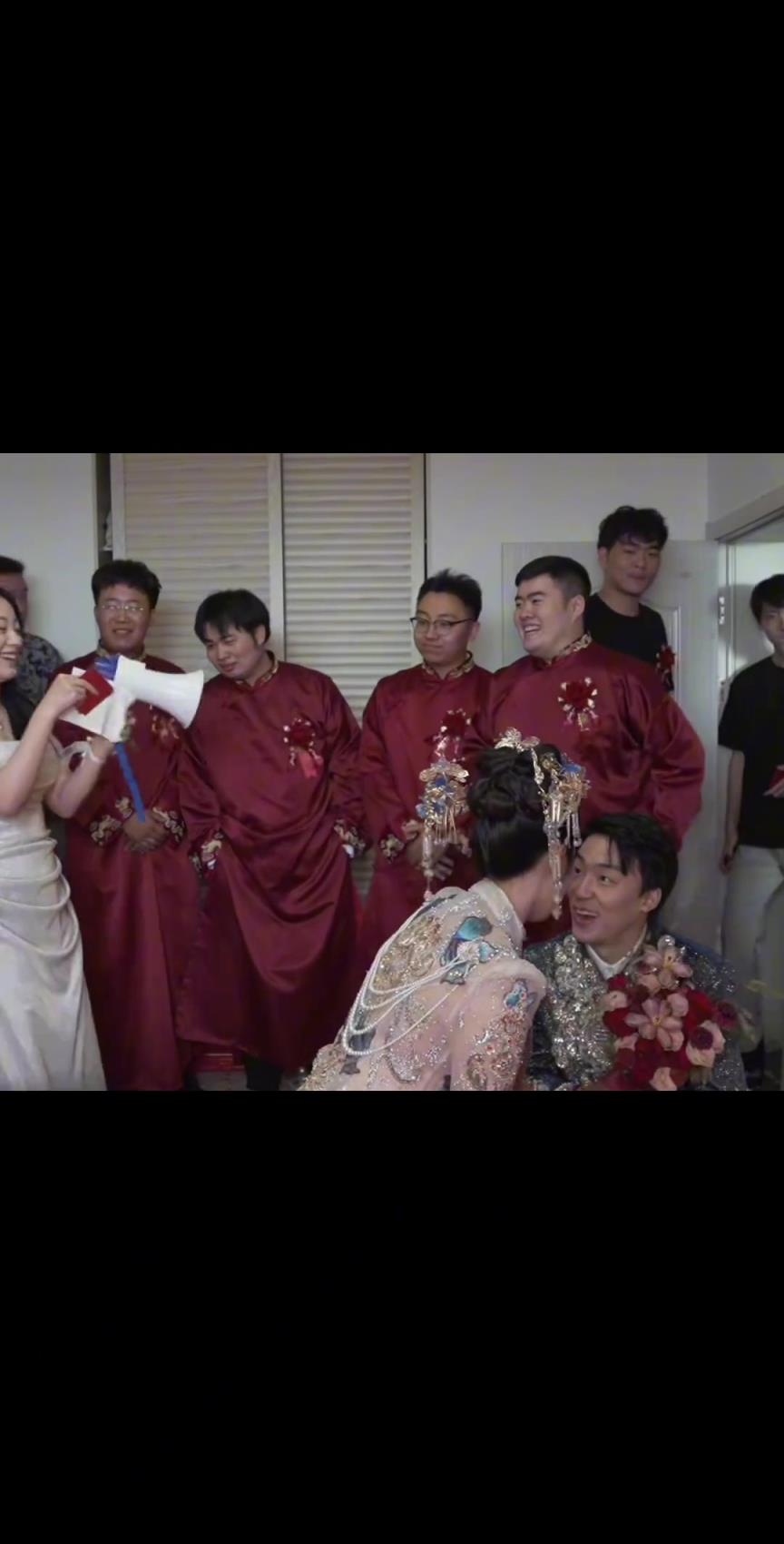 伴郎：这么重要的玩游戏时间，你怎么走神了