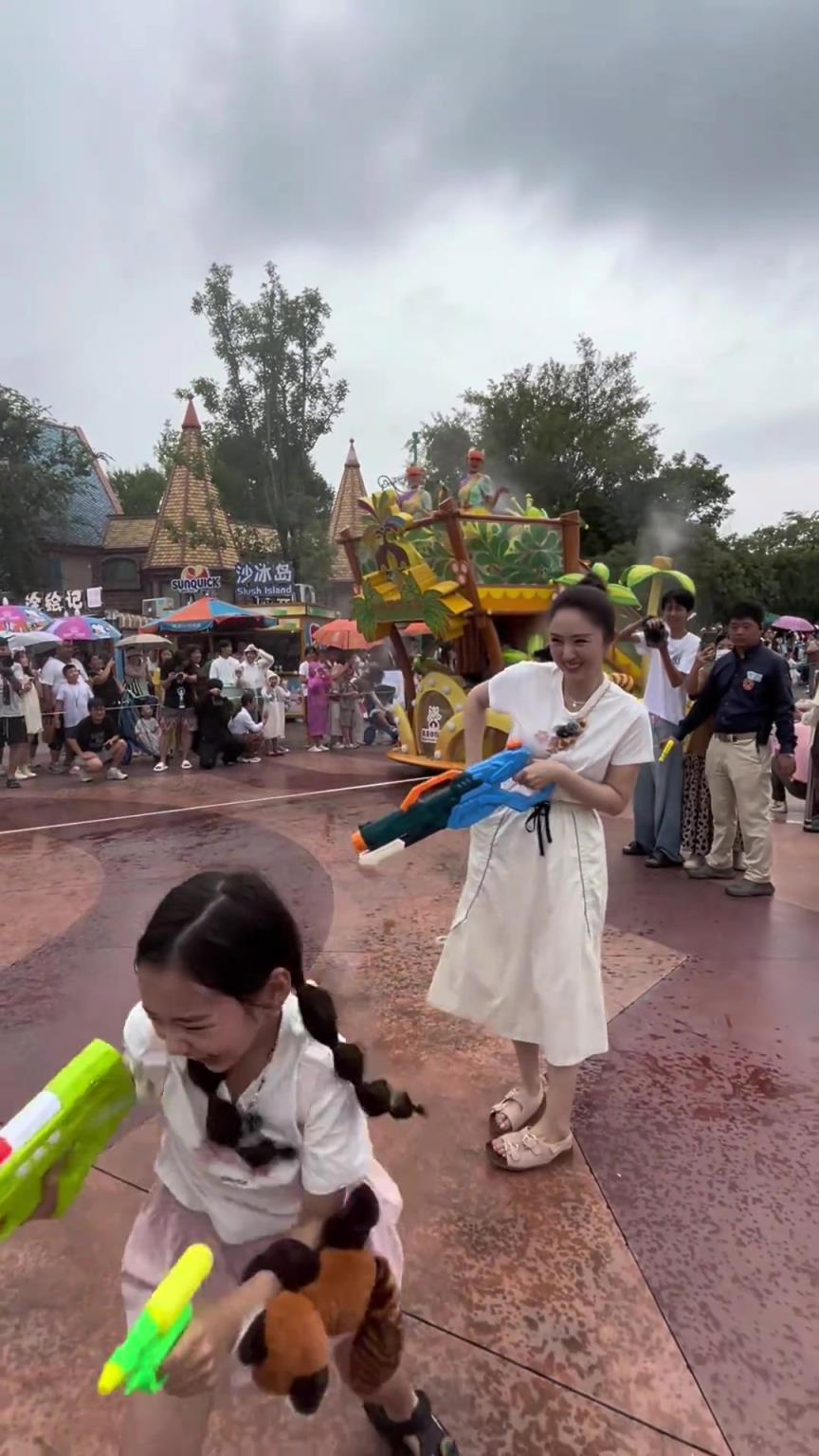 董璇真的没有一点架子，还带女儿出来游玩