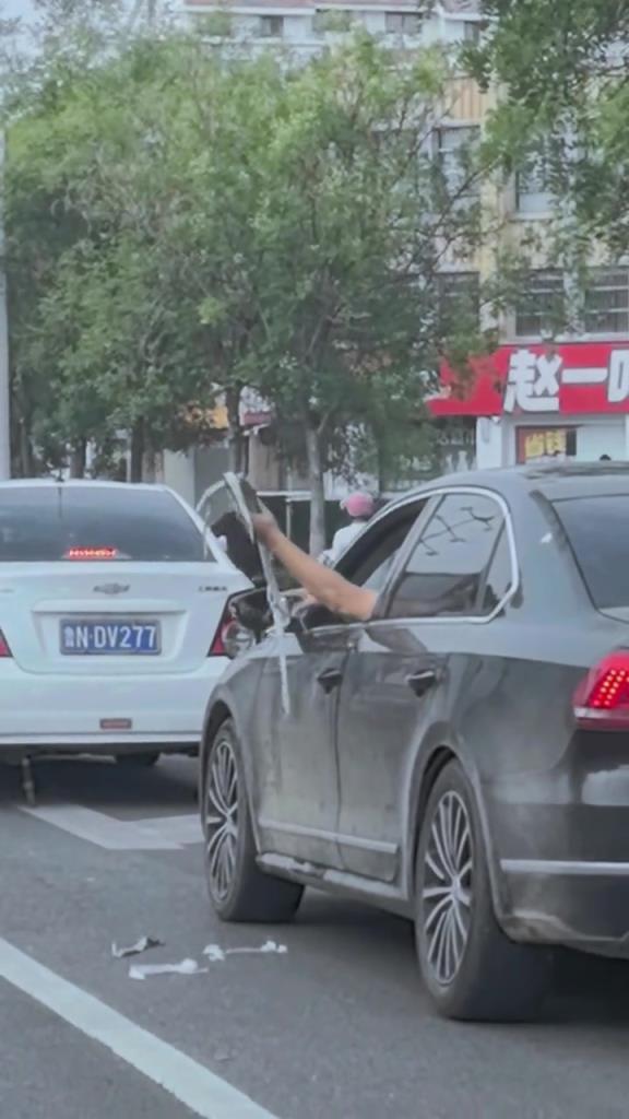 松弛，实在是松弛，一个红绿灯扒了一棵葱