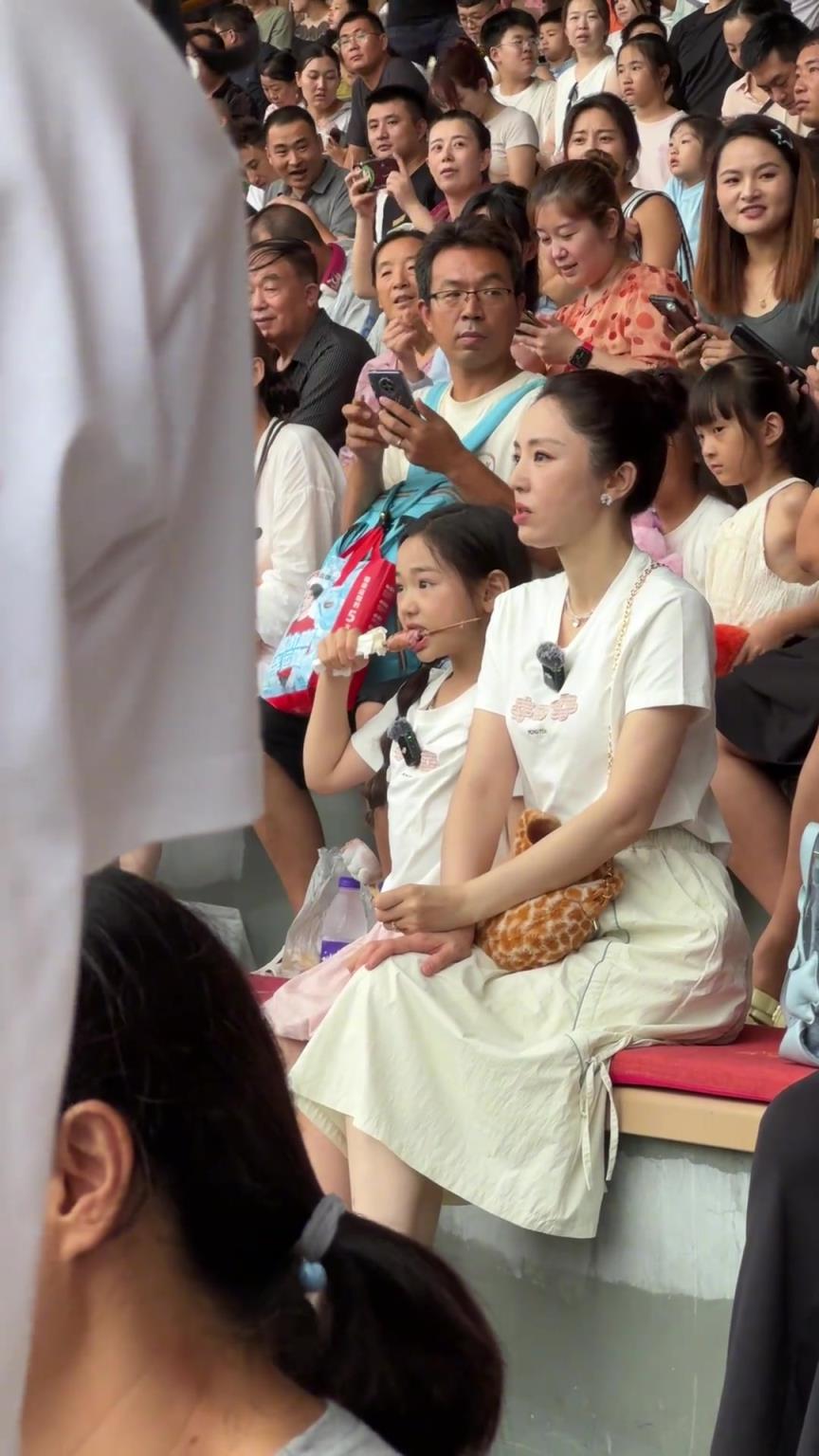 董璇带女儿小酒窝现身游乐场
