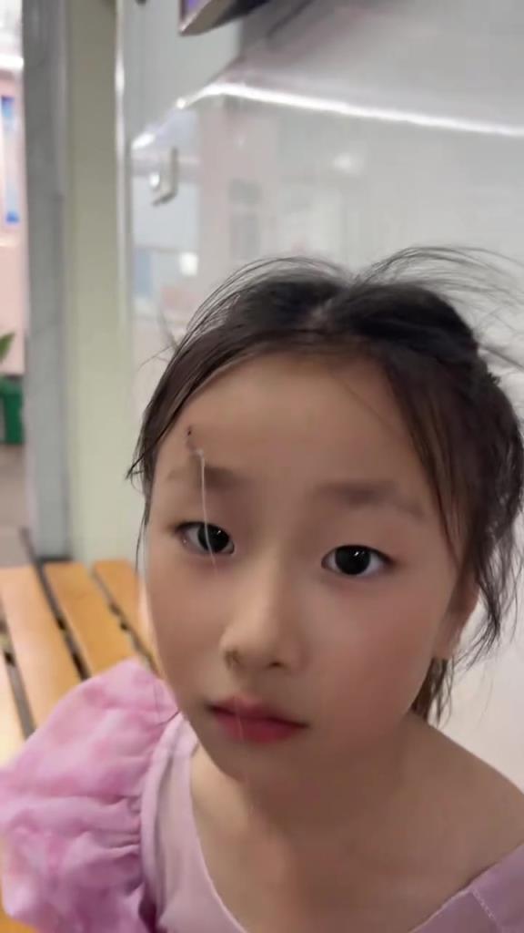 女儿的情绪真稳定!爸爸这下回家都不知道怎么交代