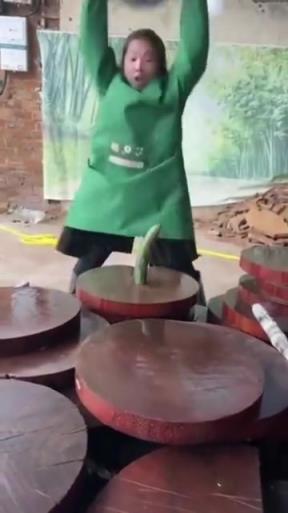 大姐和这黄瓜有仇嘛？用得着这么用力吗？？