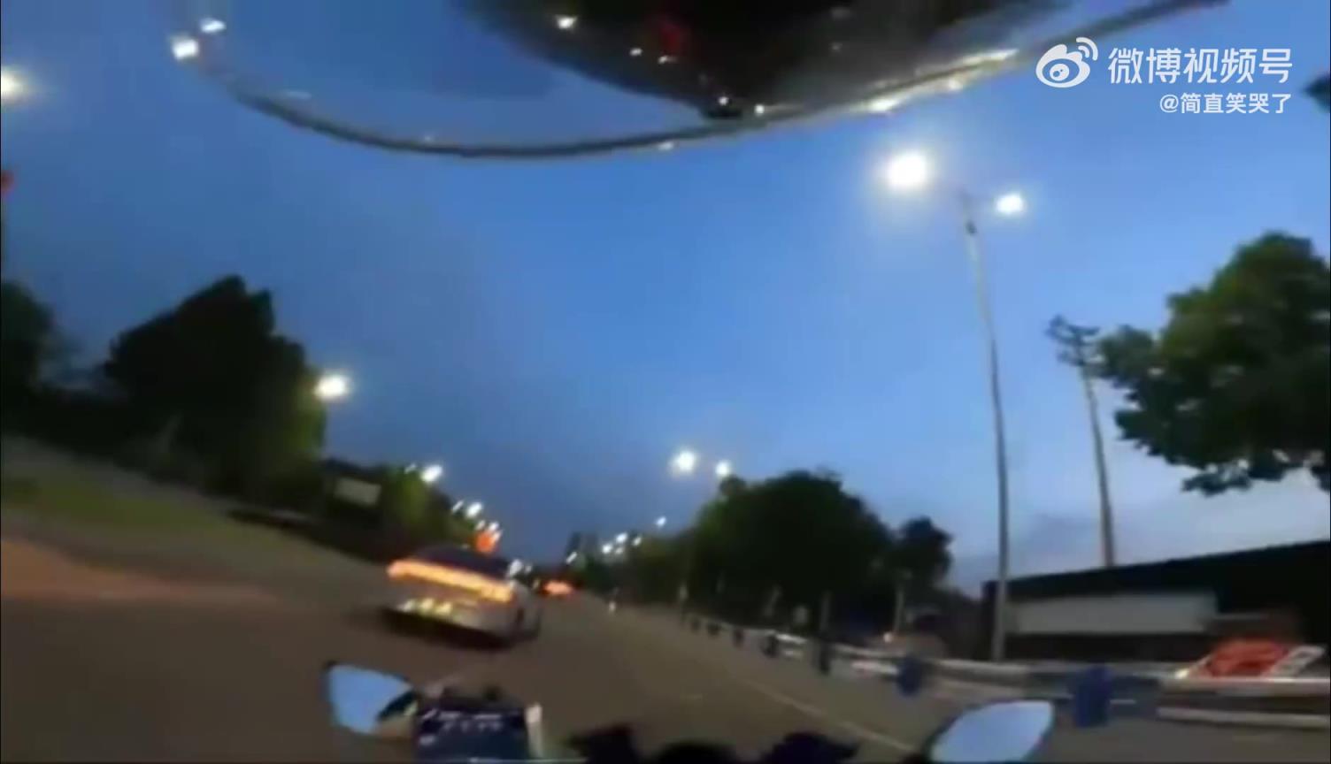 男子摩托车撞上货车上露出的铁板，要不是没带头盔后果不敢想！