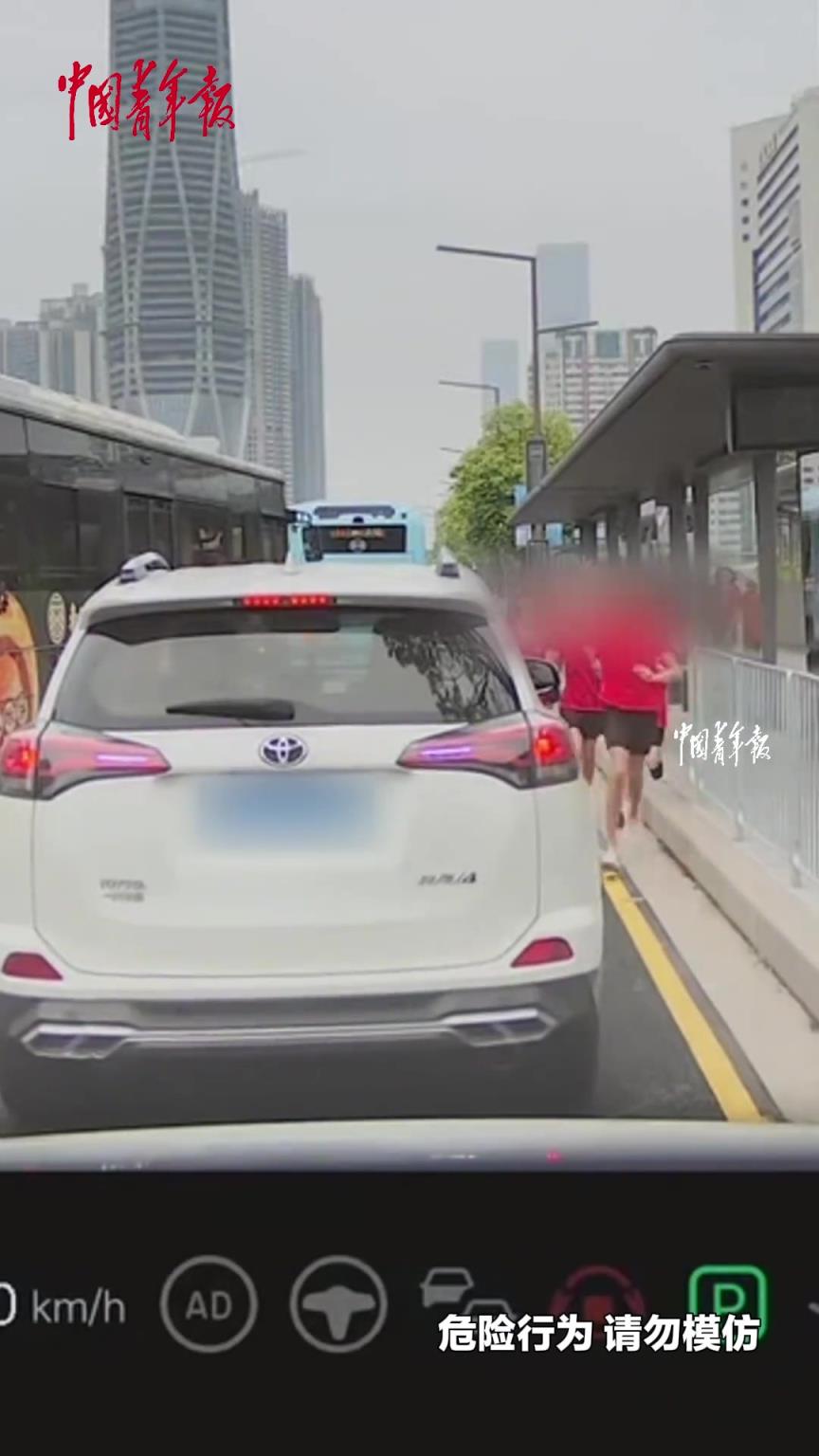 十余名孩子挤入一辆SUV，连后备箱都载了3人。
