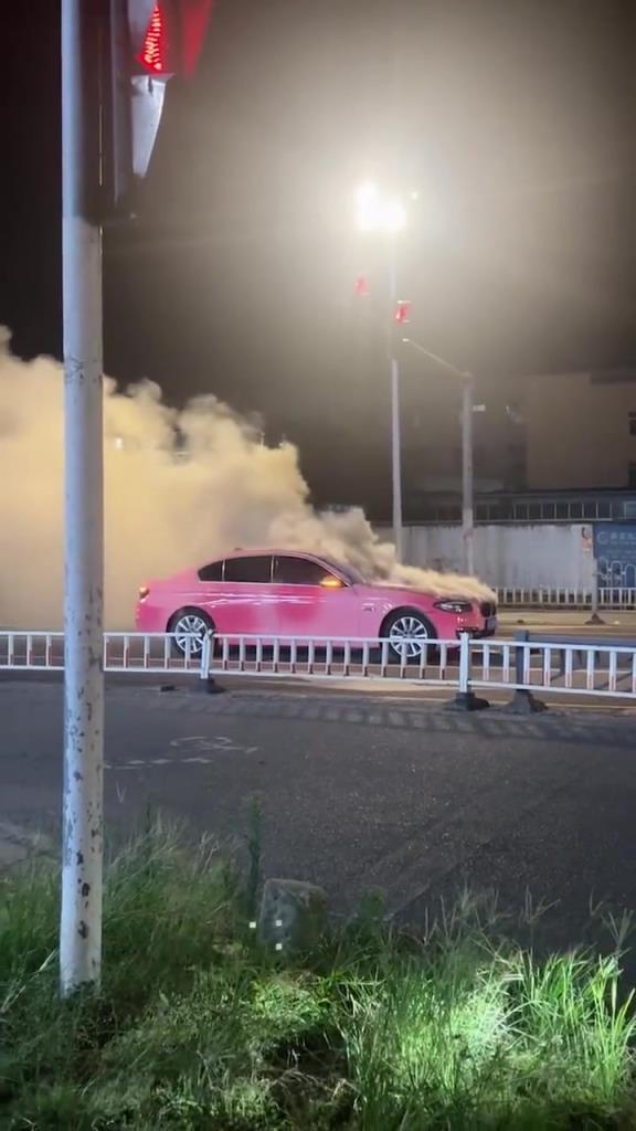 粉粉的宝马5系应该是小姐姐开的吧