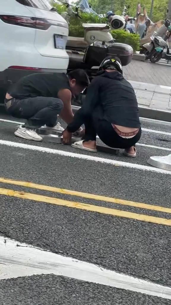 铁圈还是钢圈 掉地上 两个人 拿不起来