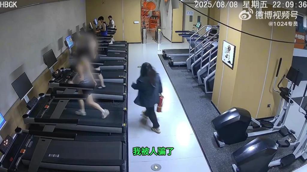 女生跑到健身房呼救，说被男孩强奸，拿衣架打他的头才跑出来的！