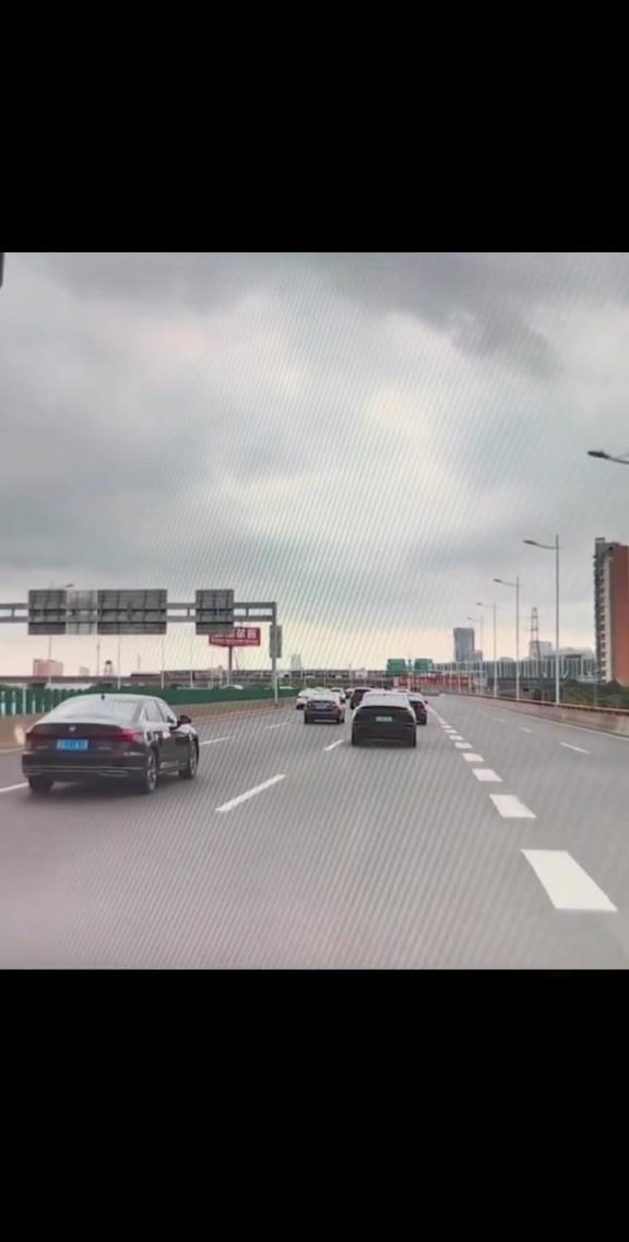 没有车道是他喜欢的吗？直接撞到一片车