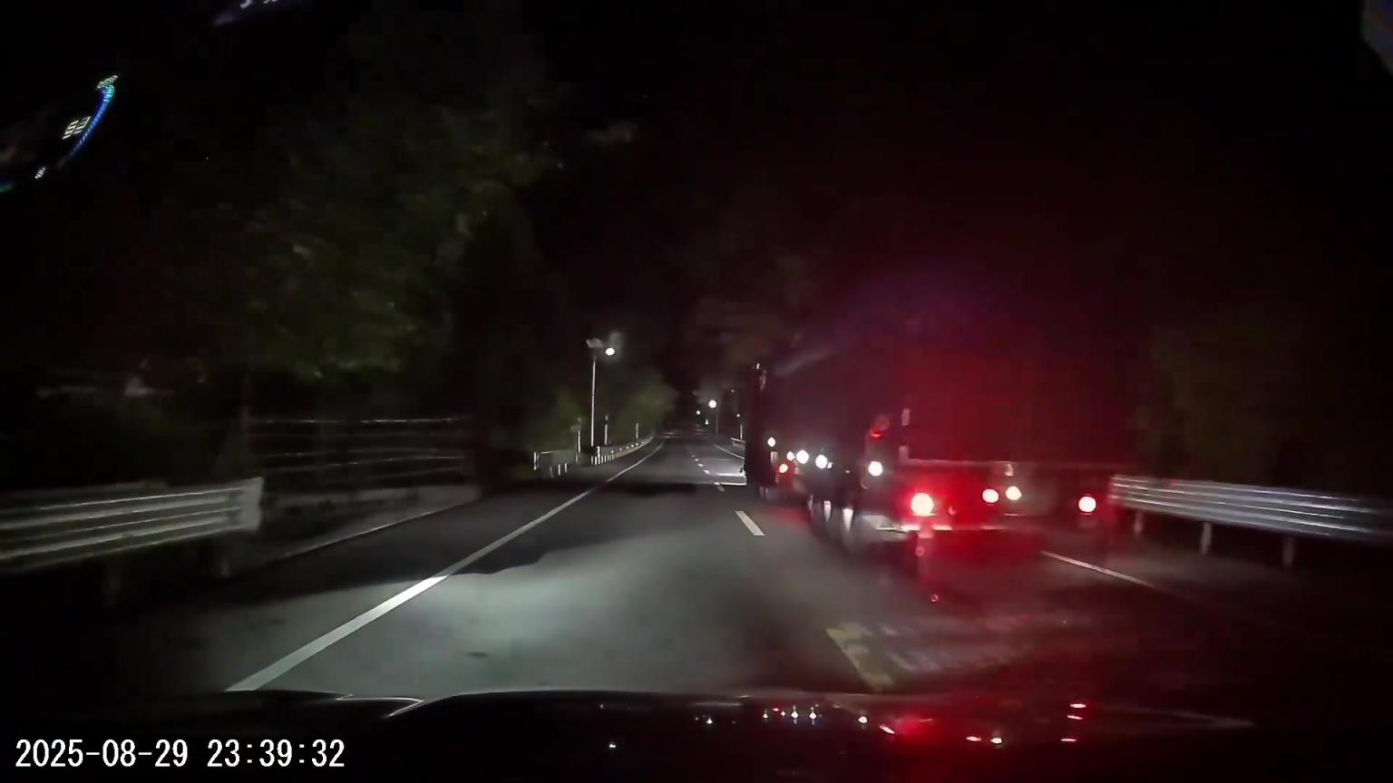 视频车准备要超货车，结果被倒车出来的小车撞倒