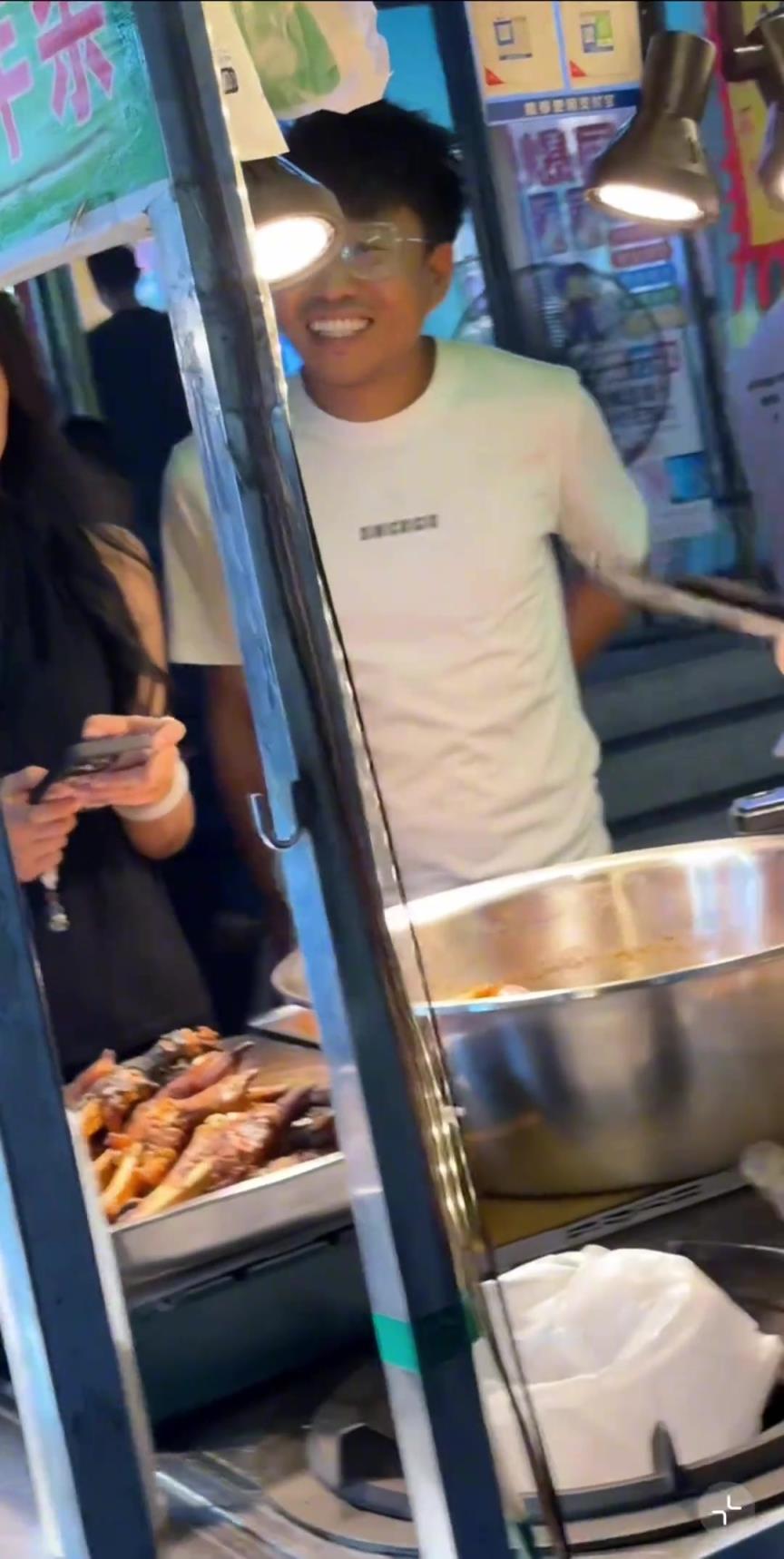 森林北在夜市路边摊买美食，被路人拍了 挺有气质的