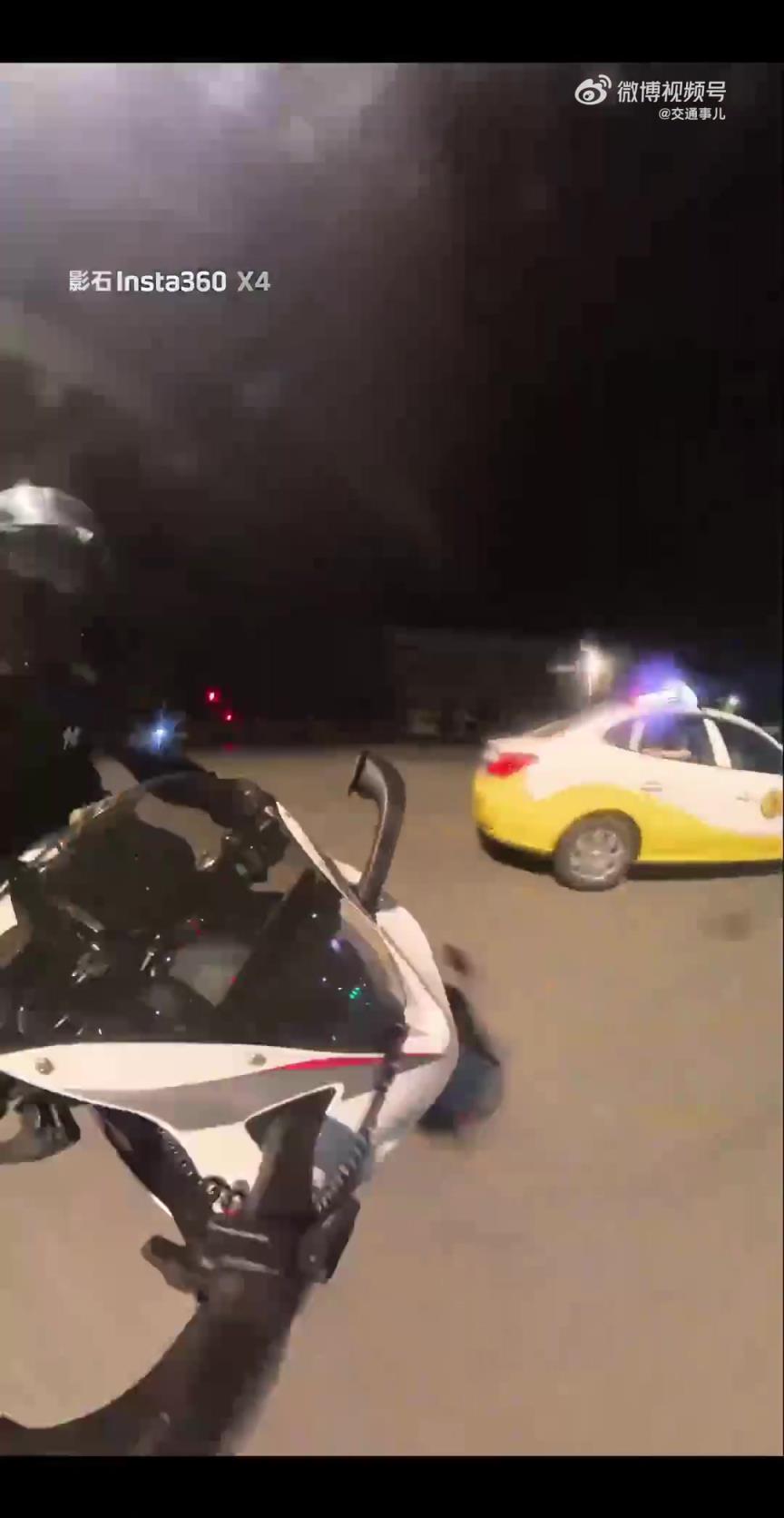 司机并线没观察，摩托车丢下骑手自己跑了…