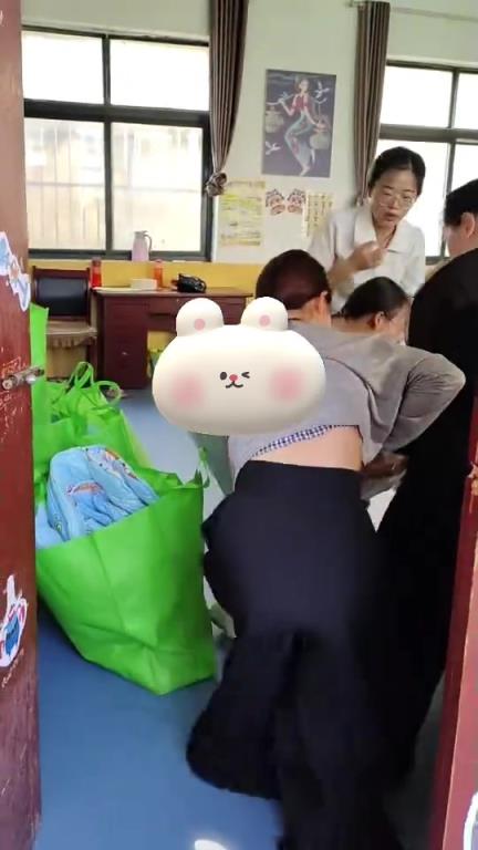 孩子在学校这样闹，妈妈的脸都丢尽了！