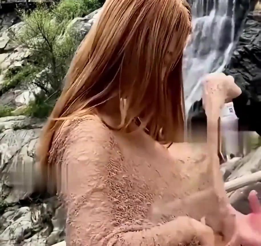 还好小姐姐里面还有穿，不然可怎么办啊！