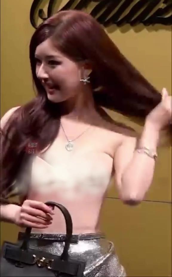这时候赵露思是不是去整容了，怎么看的这么奇怪?