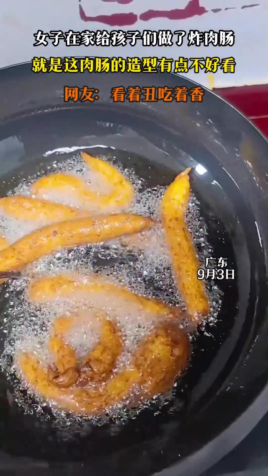 女子在家给孩子们做了炸肉肠，就是这肉肠的造型有点不好看 ​