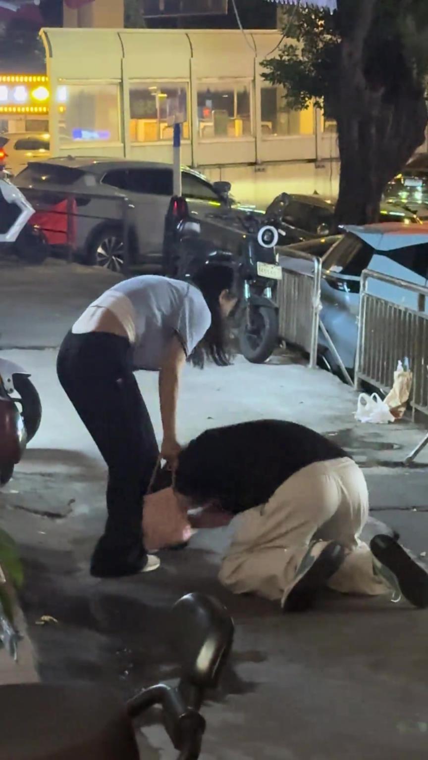 男子大街上跪地求饶,女子发现被人拍照扭头就跑!!