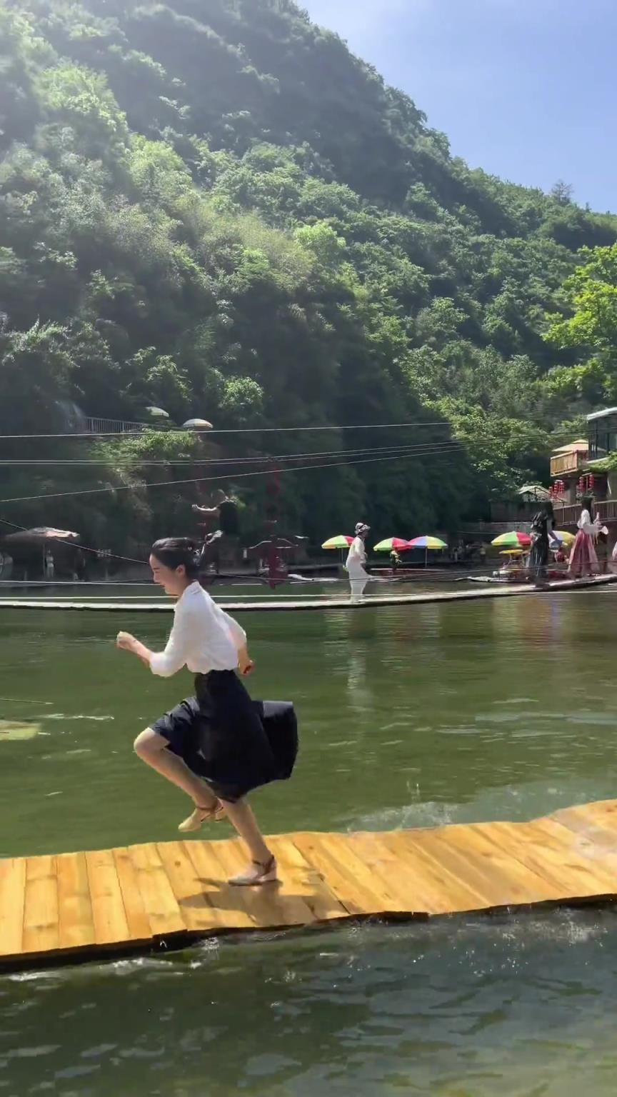 水上快步，就该像她这么玩！