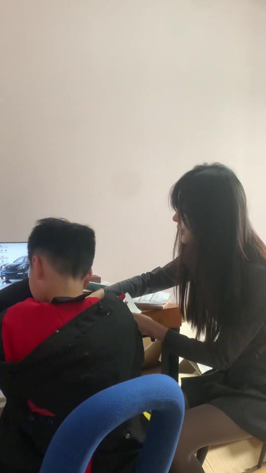 姐姐教你写作业，你在旁边玩游戏？