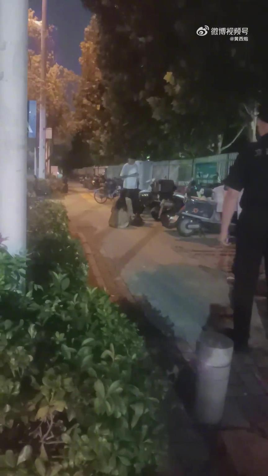 这是发生了什么？还能看到女生下跪吗