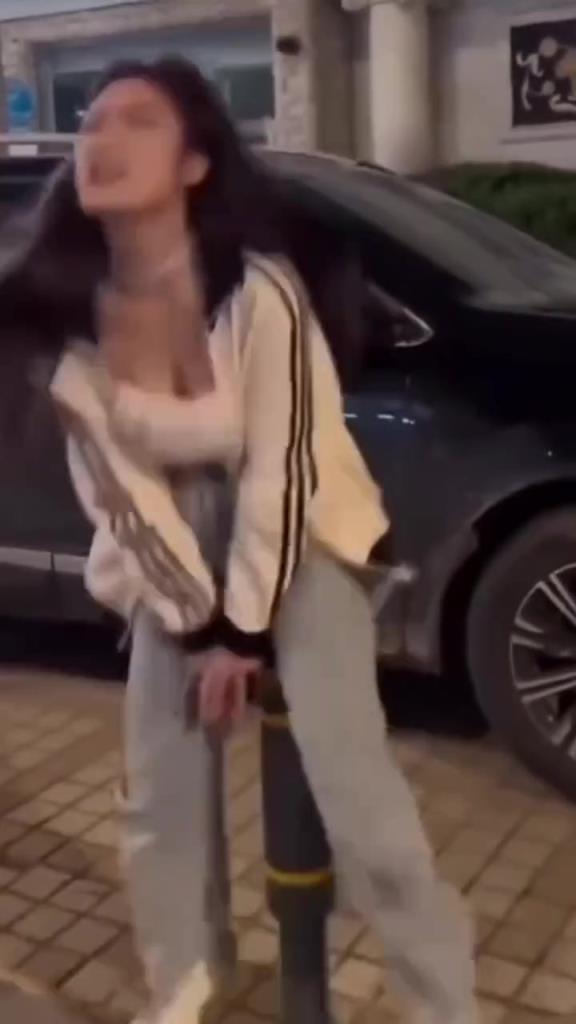 女生这一跳，隔着屏幕都感觉得到她的痛！