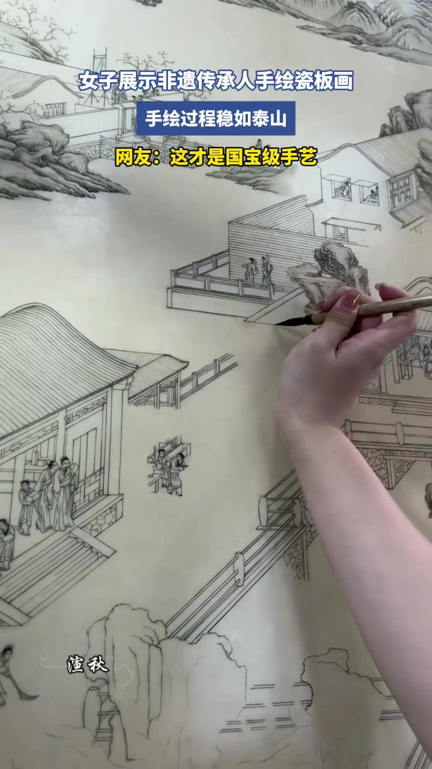 女子展示非遗传承人手绘瓷板画