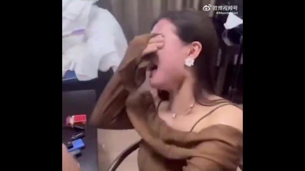 女生玩游戏输了要被弹额头！感觉她已经在崩溃的边缘了！！
