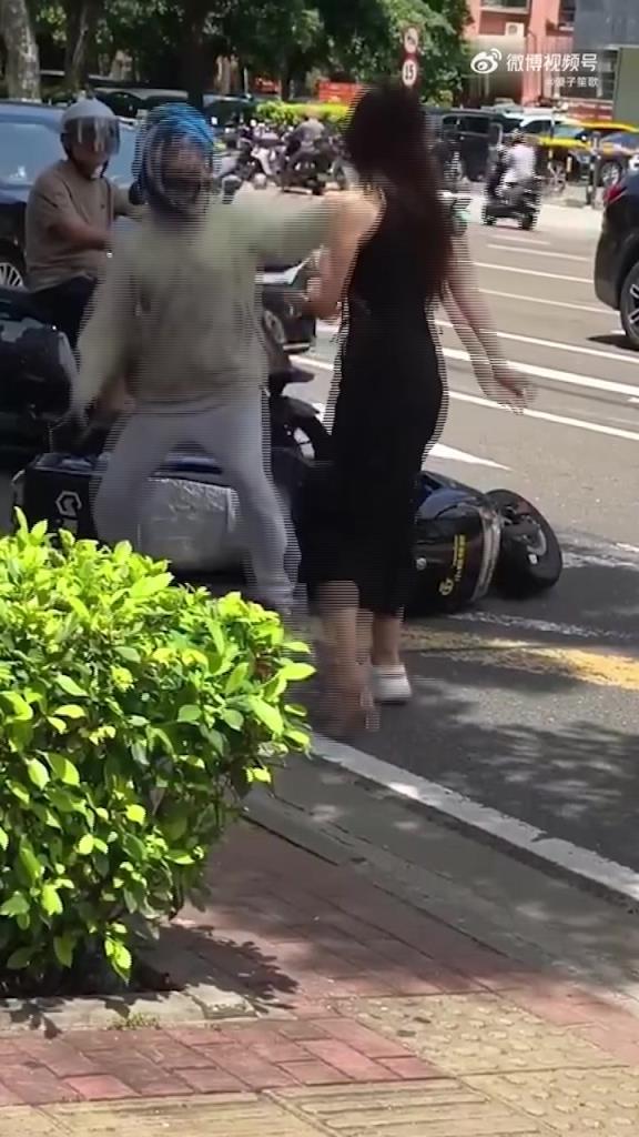 女子与外卖小哥发生剐蹭，女子一怒之下动手，而后两人大打出手！