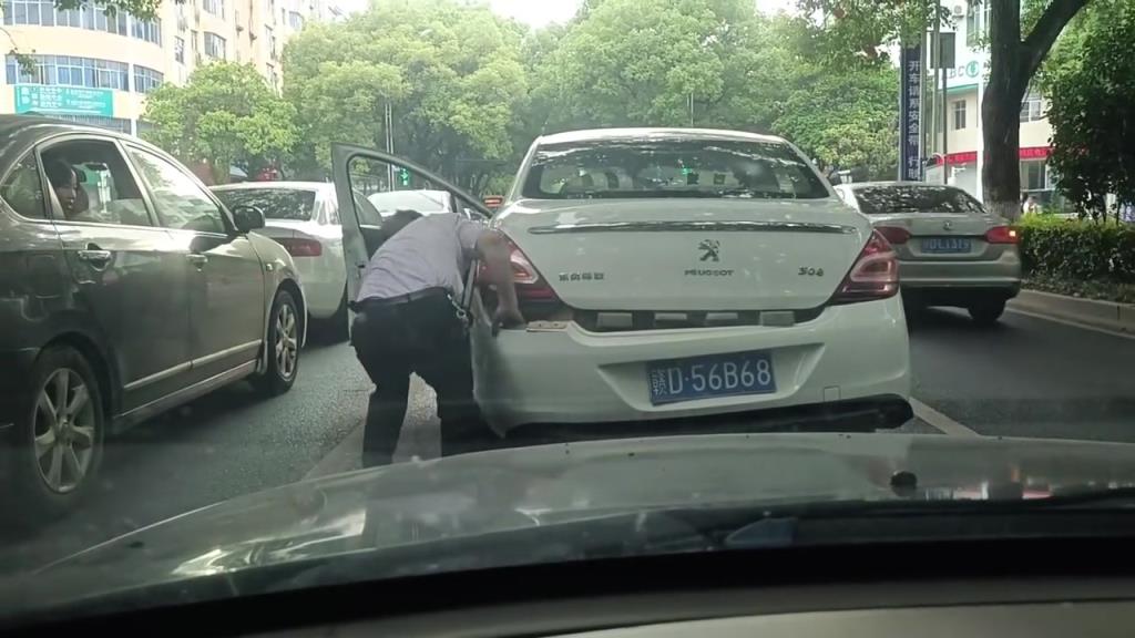 人才！男子等红灯间隙下来“修车”