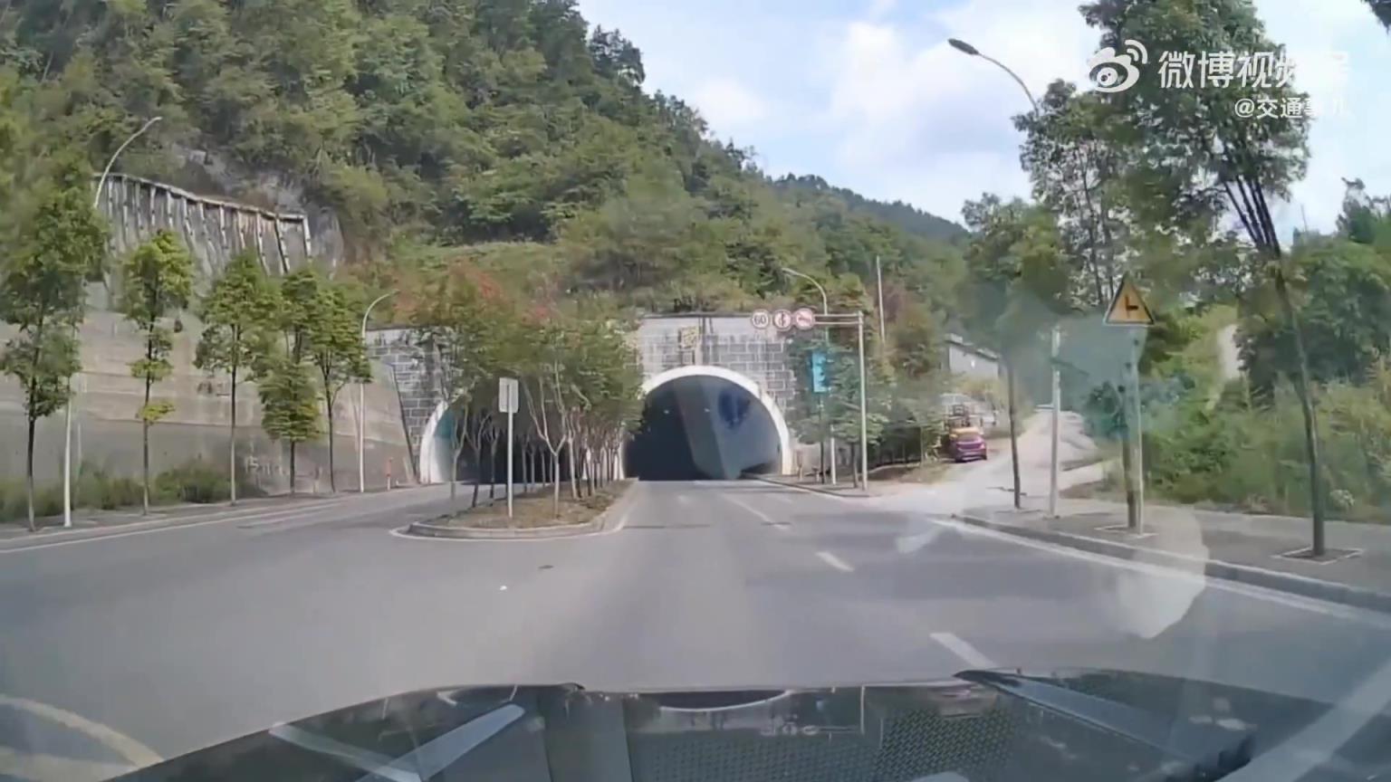 刚进隧道最怕“黑洞效应”，幸亏司机老道提前减速