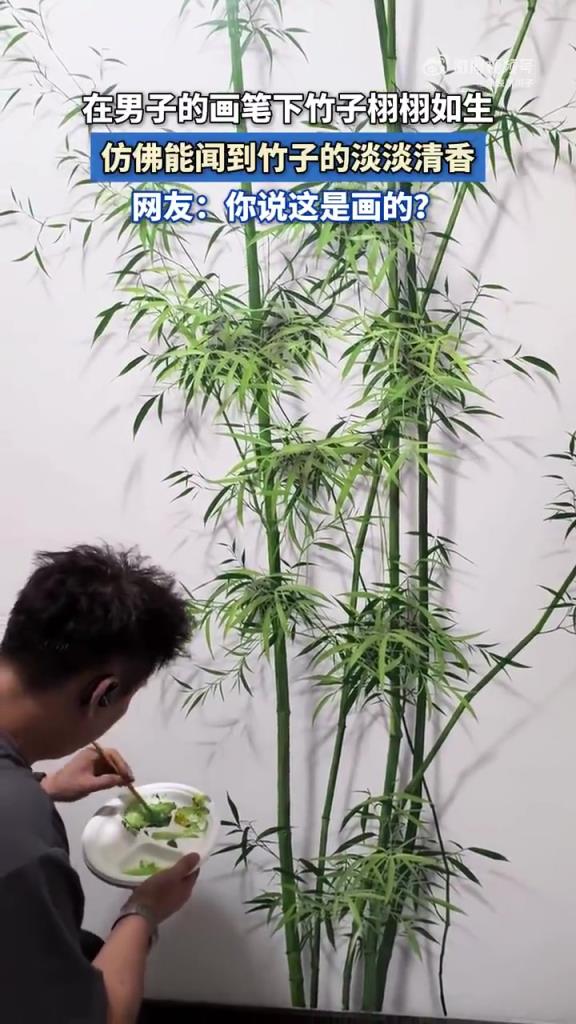 在男子的画笔下竹子栩栩如生，仿佛能闻到竹子的淡淡清香！
