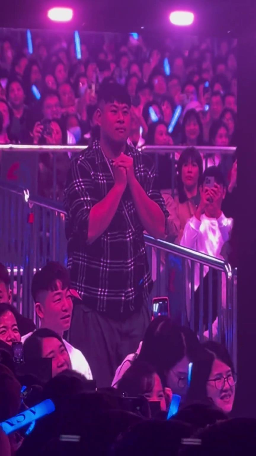 张惠妹演唱会一个男铁粉竟在狂撩张惠妹