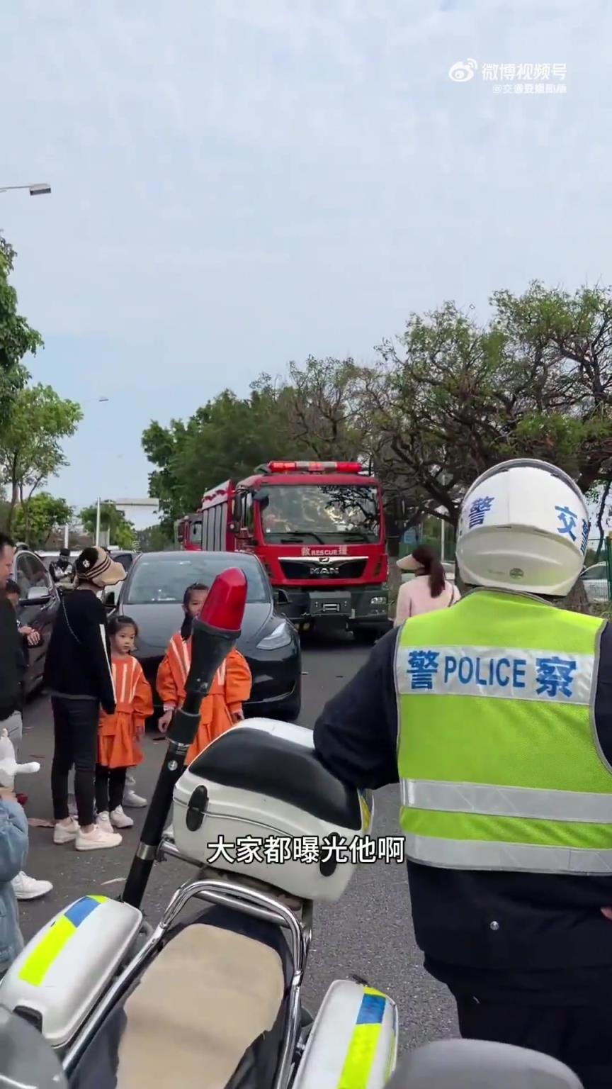 网友爆料：女司机路中乱停车致消防车受阻，挪车不急