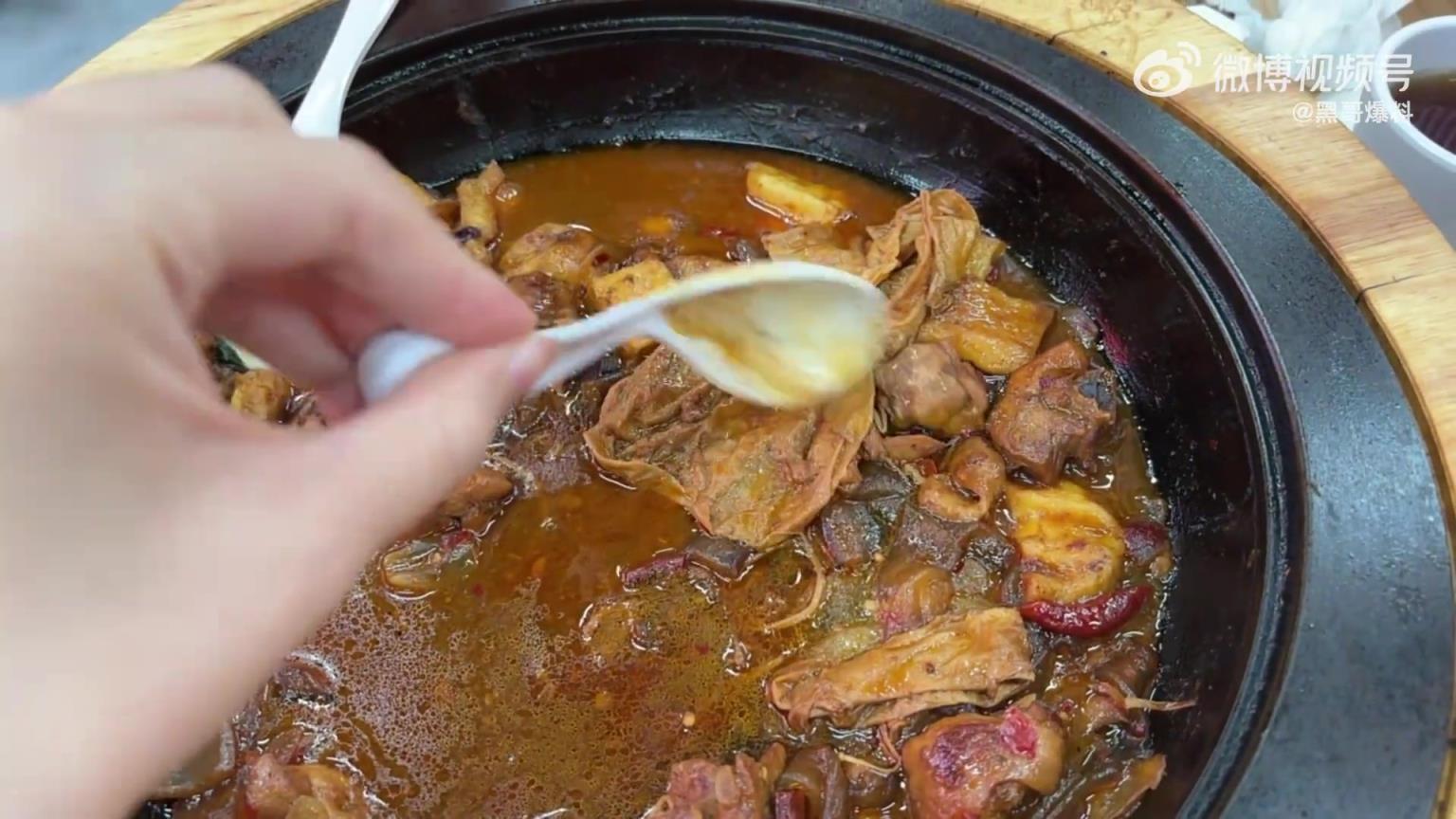网友吐槽东光县府前大街花宝街鸡公煲：用餐吃出嚼不烂异物