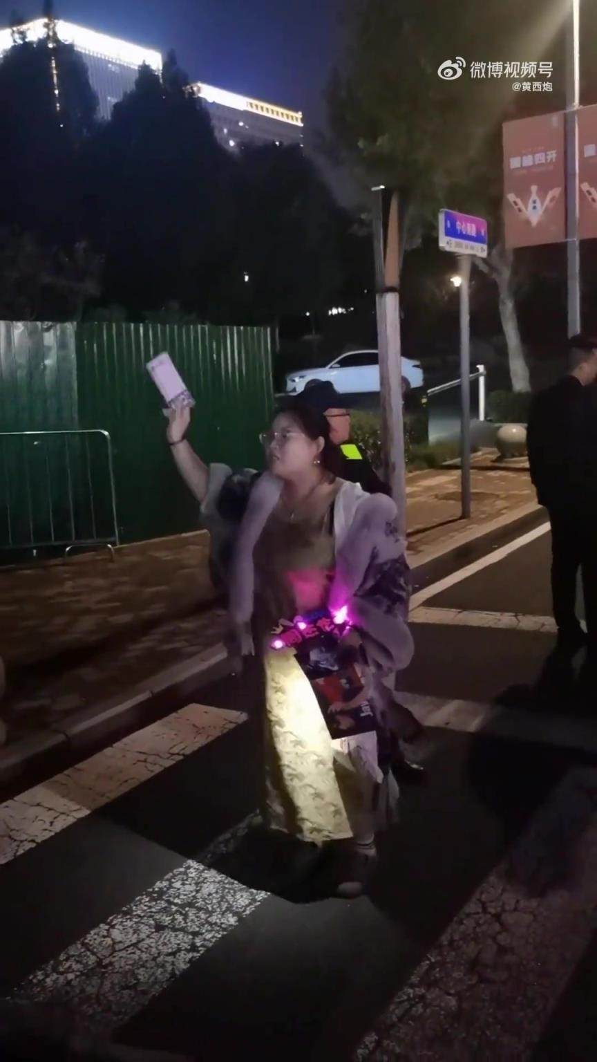 周杰伦济南演唱会门口，女子130元门票遭保安拦不让进