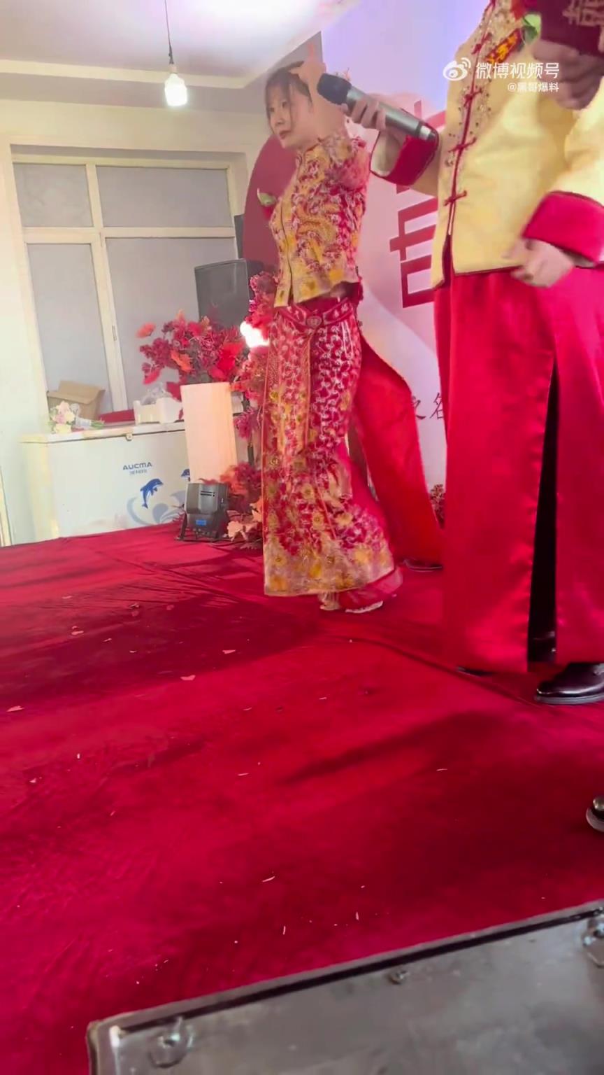 婚礼现场新娘情绪高涨，激情热舞展才艺